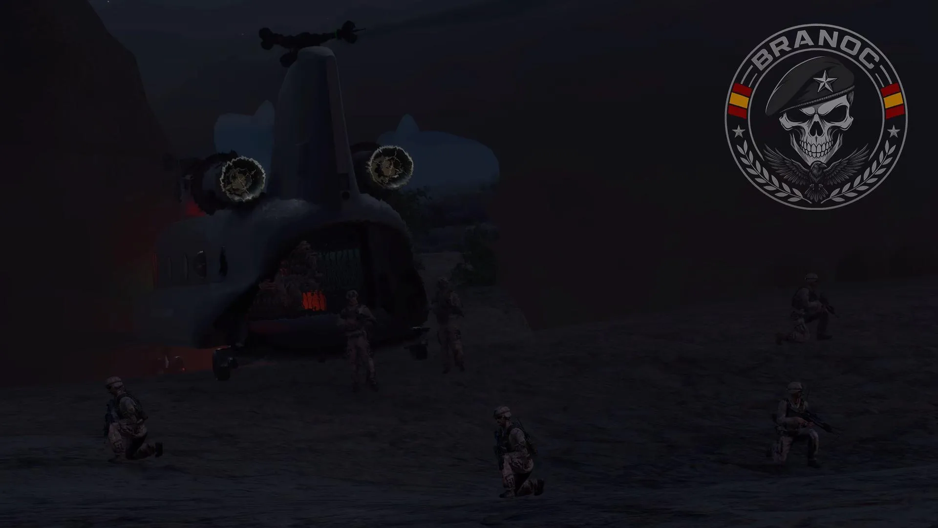 Soldados junto a un Chinook de noche